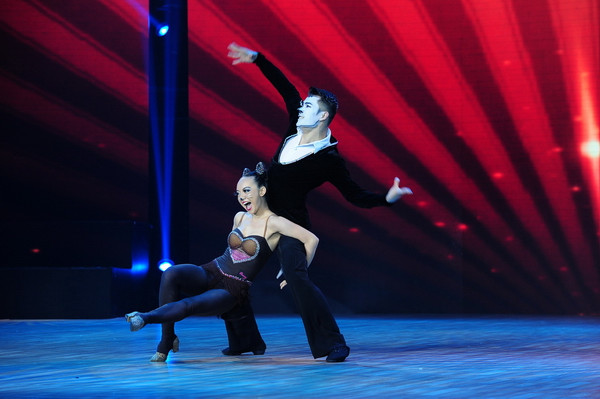 Cặp đôi Kiện tướng Dancesport Trung Quốc Huang Sida và Tian Yuan đã thể hiện sự vui nhộn, đáng yêu qua hình tượng hai nhân vật trong câu chuyện hoạt hình Tom & Jerry qua các điệu nhảy Rumba - Chacha - Jive - Samba –Pasodolbe.