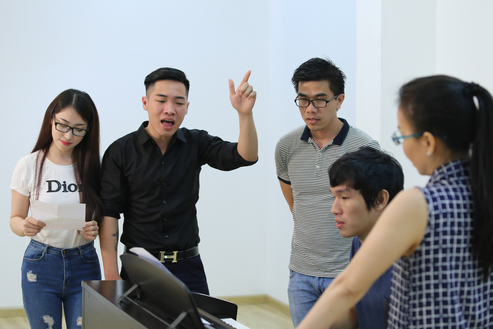 Các thí sinh tập luyện trước đêm liveshow