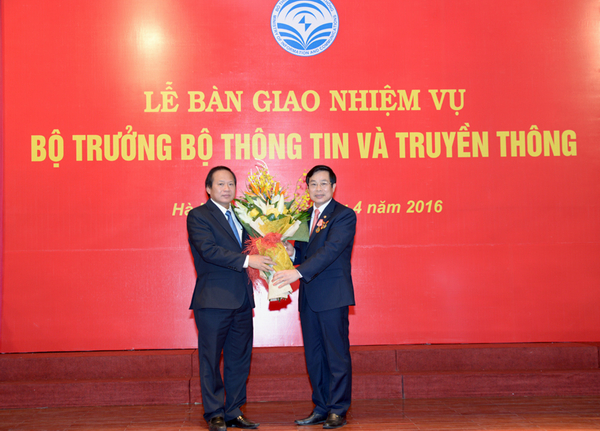 Bộ trưởng Trương Minh Tuấn tặng hoa nguyên Bộ trưởng Nguyễn Bắc Son.