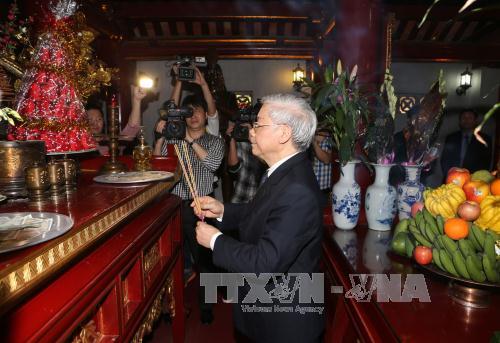 Tổng Bí thư Nguyễn Phú Trọng dâng hương tưởng niệm các Vua Hùng