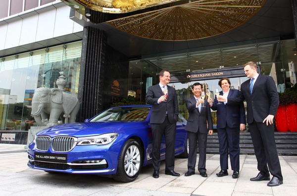 Khách sạn The Reverie Saigon nhận BMW 730Li