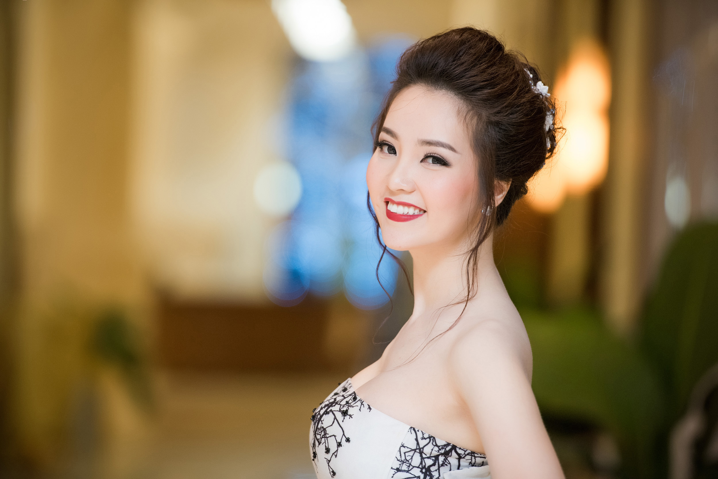 Á hậu Thuỵ Vân lộng lẫy làm MC đêm nhạc Phú Quang