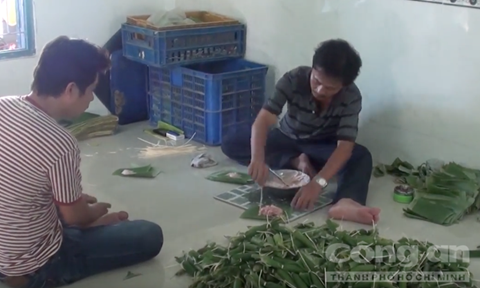 Bắt quả tang 2 cơ sở trộn hoá chất gây ung thư vào giò chả