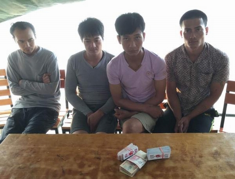 Phá 'sới bạc' trên sông, bắt giữ 4 đối tượng