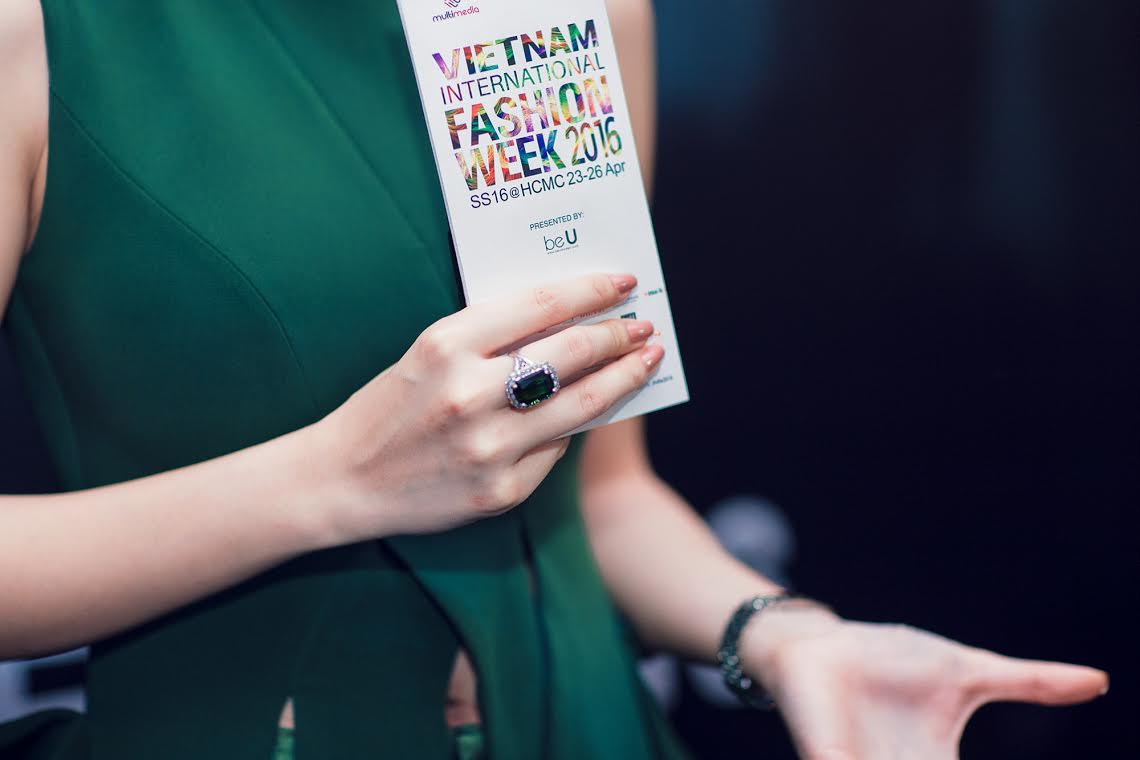 Chiếc nhẫn và đồng hồ bạc tỉ của Angela Phương Trinh