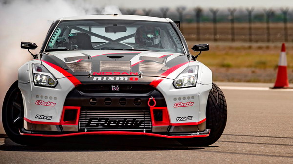 Drift ô tô ở tốc độ hơn 300 km/h, lập kỷ lục Guinness