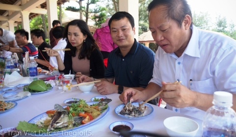 Bộ trưởng Trương Minh Tuấn mời nhà báo ăn cá biển tại Quảng Bình