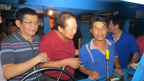 Vào 18h30 hôm qua (30/4), một tàu cá của ngư dân xã Bảo Ninh, TP. Đồng Hới (Quảng Bình) đã cập cảng Nhật Lệ, mang theo gần 7 tấn cá ngừ, đánh bắt từ vùng Vịnh Bắc Bộ. Hay tin, Bộ trưởng Bộ Thông tin và Truyền thông Trương Minh Tuấn cùng lãnh đạo Quảng Bình đã xuống cảng Nhật Lệ để động viên thăm hỏi các ngư dân vừa trở về từ chuyến đánh bắt xa bờ. 