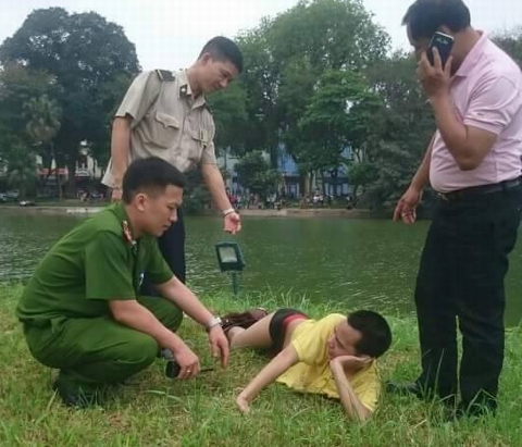 'Ngáo đá' tưởng mình là cá bơi ra tháp Rùa... hóng mát