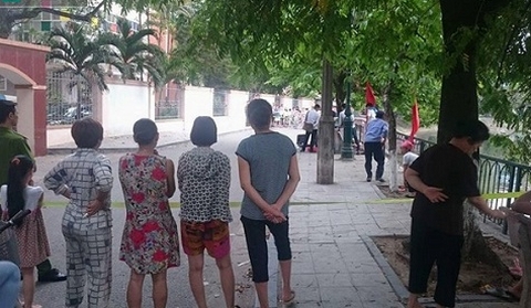 Rất đông người dân tập trung theo dõi vụ việc.