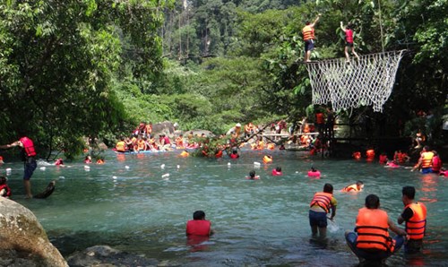 Du khách đổ về Phong Nha – Kẻ Bàng tăng đột biến