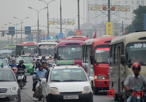 Cửa ngõ Hà Nội ken cứng người và xe, giao thông ùn ứ hàng km