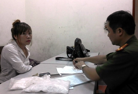 'Nữ quái' điều khiển mô tô, vận chuyển ma túy