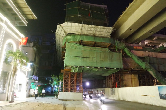 Thông tin chính thức vụ nghi vấn thép rơi trên phố Hoàng Cầu