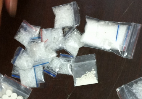 Mua heroin rồi chia nhỏ bán kiếm lời