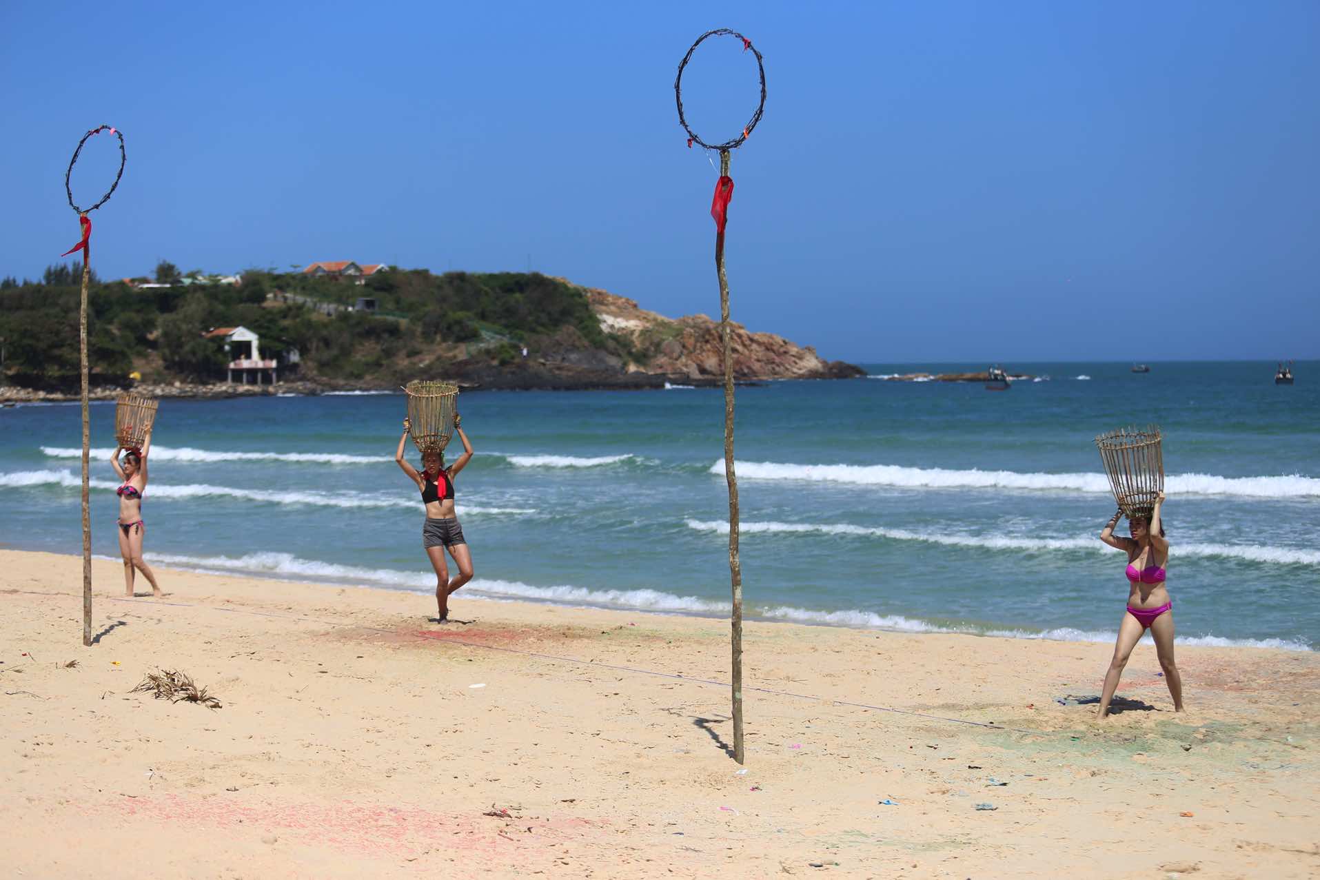 Cuộc đua kỳ thú: Diện bikini bốc lửa, các tay đua nữ kiệt sức trên biển