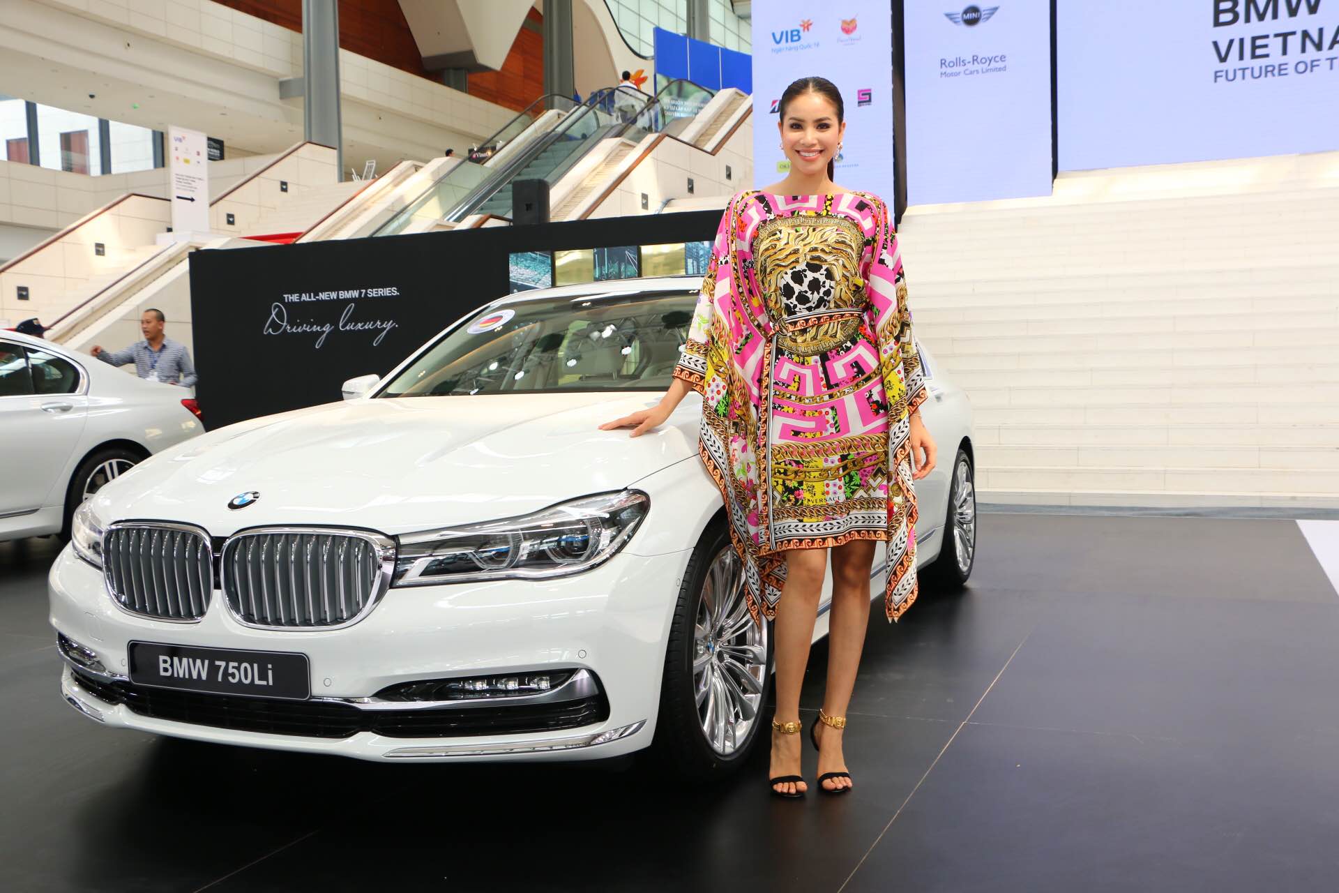 Hoa hậu Phạm Hương đẹp kiêu sa với đầm Versace