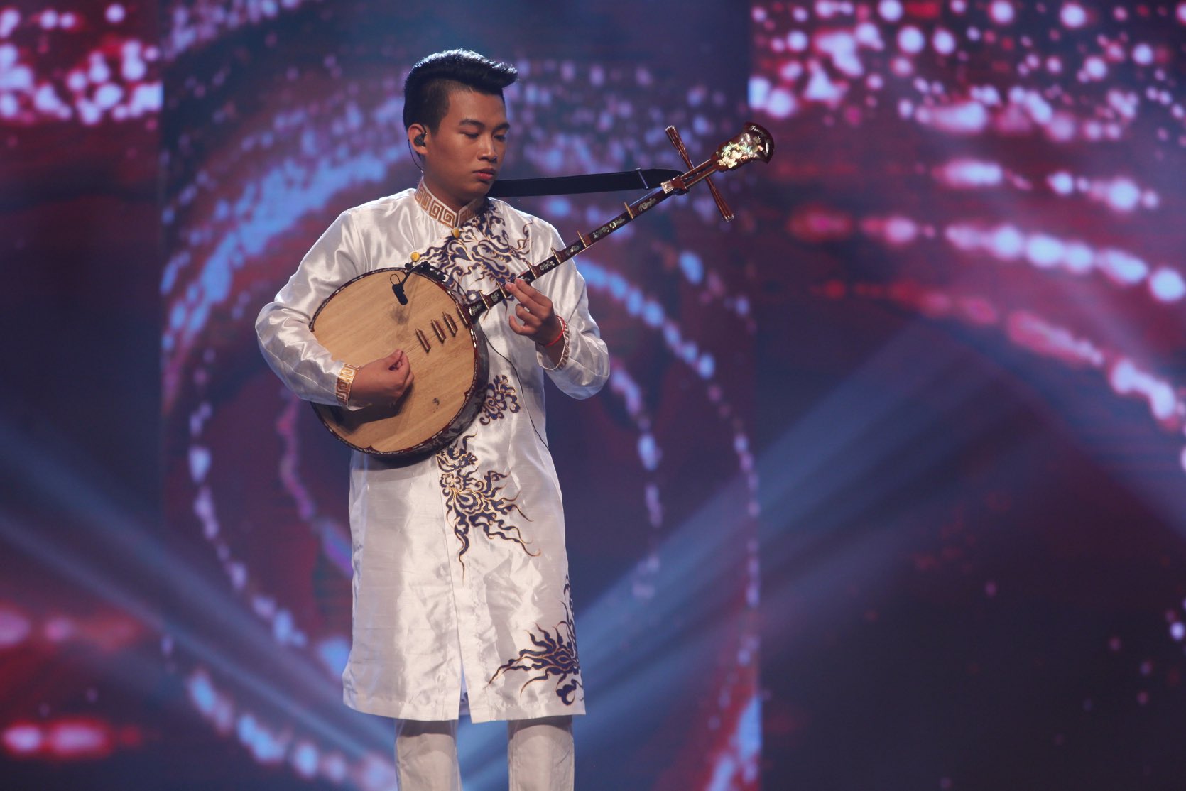 Trấn Thành, Việt Hương &quot;điên đảo&quot; vì tiếng đàn nguyệt của thí sinh Got Talent