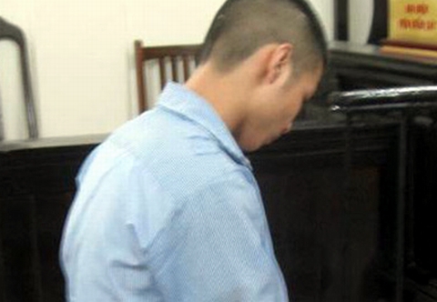 'Quan hệ' với bạn gái nhí, gã trai trẻ ngồi tù