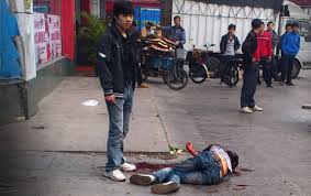 Nằm trong phòng trọ của bạn gái, bị đâm chết