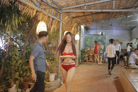 Nhà hàng để nhân viên mặc bikini phục vụ bàn bị phạt 40 triệu đồng