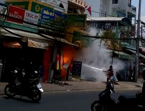 Phút kinh hoàng thanh niên ngáo đá đốt gas tự sát