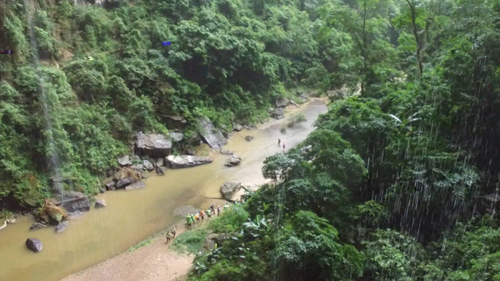   Tuy nhiên, đến ngày thứ hai, đoàn phải đối mặt với thử thách là sự thay đổi thời tiết đột ngột khi những cơn mưa lớn ập xuống và kéo dài cả ngày.