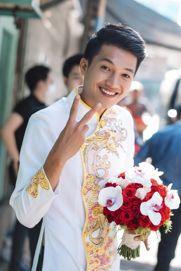 Chú rể Quang Tuấn xì-tin trước giờ đón dâu