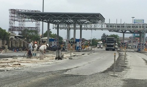 Chuyện thu phí tùy tiện: Xin lỗi và...tiếp tục thu phí
