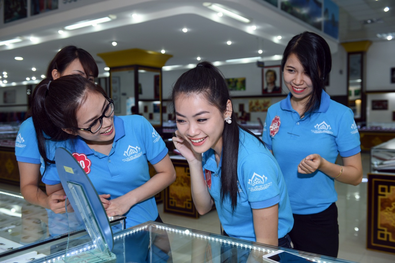Ứng viên Hoa hậu Biển khám phá xưởng ngọc trai