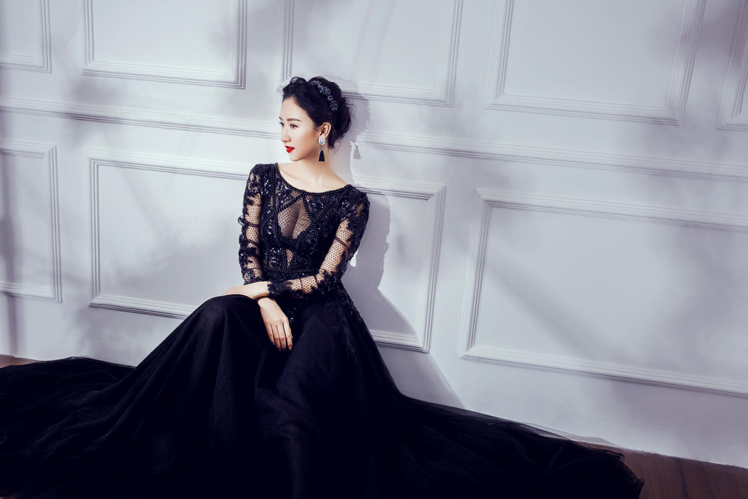 Á hậu Hà Thu khoe vòng 1 với váy xuyên thấu