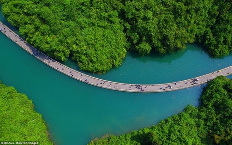 Đẹp nao lòng tuyến đường đi bộ... trên sông