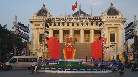 Một sân khấu được dựng trước Nhà Hát Lớn chuẩn bị cho bầu cử