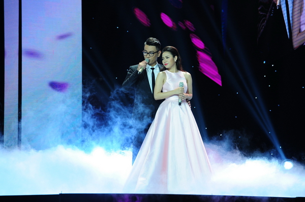Bên cạnh đó, là tiết mục song ca của Phúc Lâm và Trần Hằng với ca khúc Khi người yêu tôi khóc.