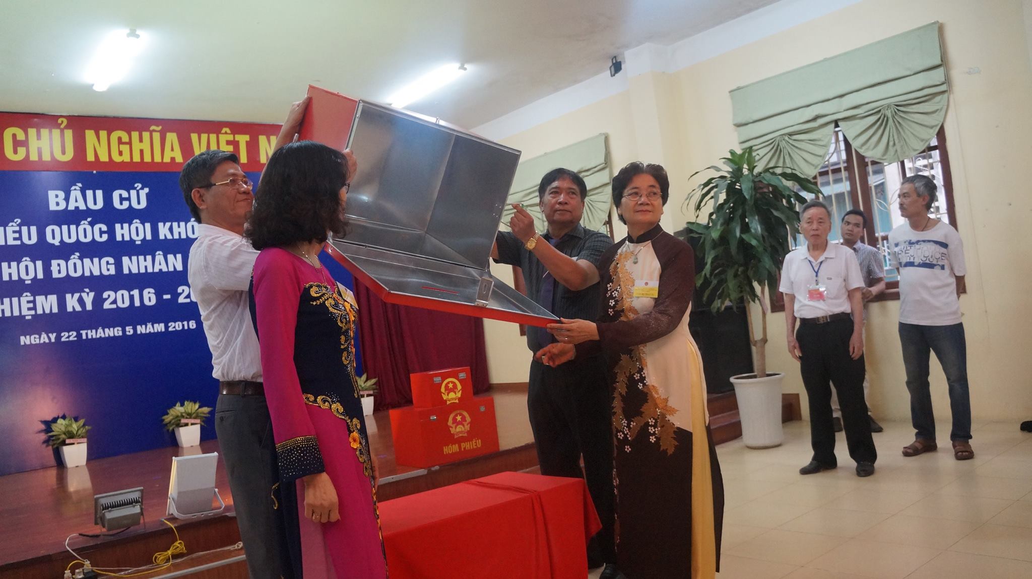Đại diện cử tri kiểm tra hòm phiếu