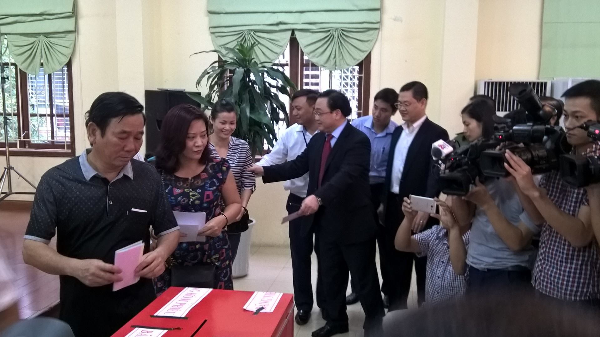 Ông Hoàng Trung Hải nhường một phụ nữ bỏ phiếu trước