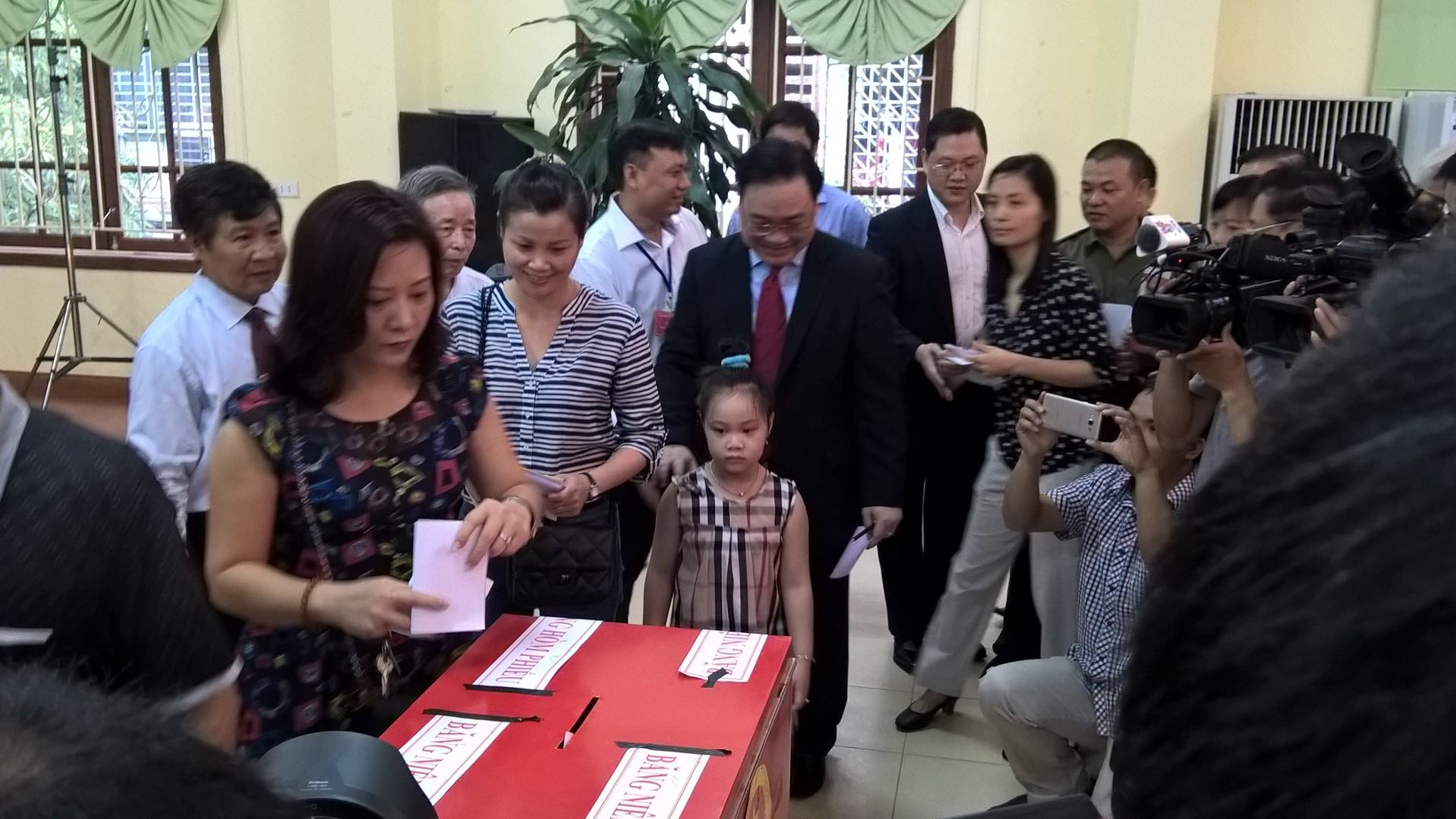 Một em bé theo mẹ đi bầu cử