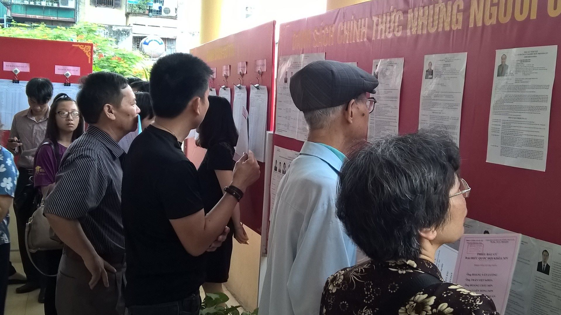 Bên ngoài hành lang, các cử tri chăm chú nghiên cứu thêm thông tin về các ứng viên