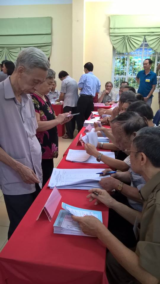 Bàn hướng dẫn cử tri bầu cử