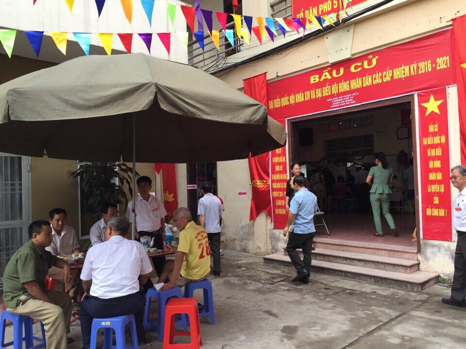 Bên ngoài không khí diễn ra khá rôm rả