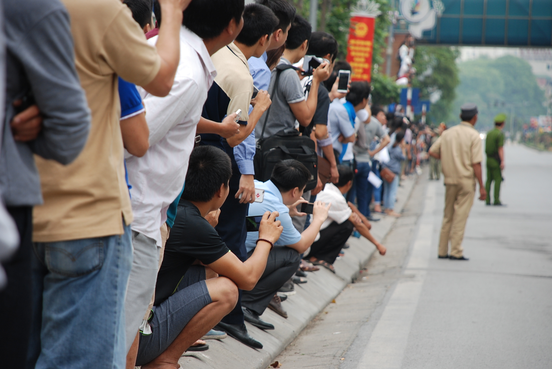 Ai cũng sẵn sàng thiết bị trên tay để ghi lại khoảng khắc hiếm hoi này.