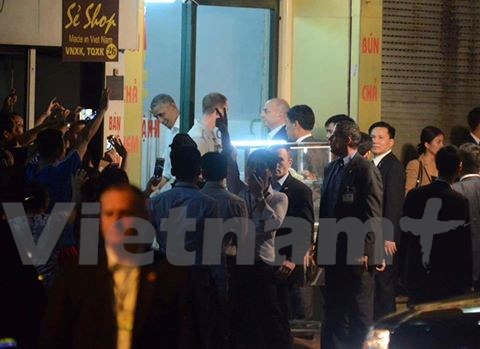 Tổng thống Obama vẫy tay chào người dân thủ đô Hà Nội