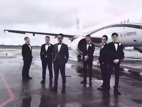 Chú rể đang chờ đón cô dâu bên ngoài máy bay