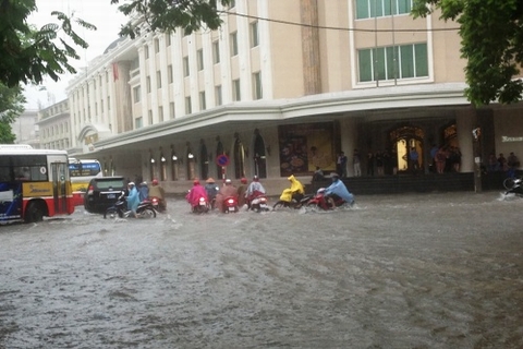 Hà Nội và nhiều khu vực đêm nay lại mưa rất to