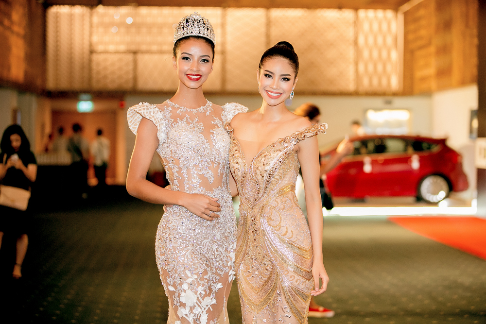 Phạm Hương đọ đường cong nóng bỏng với Hoa hậu Pháp