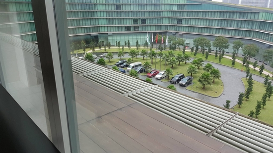 Từ phòng ngủ, có thể nhìn được gần trọn vẹn cảnh của khách sản JW Marriott.