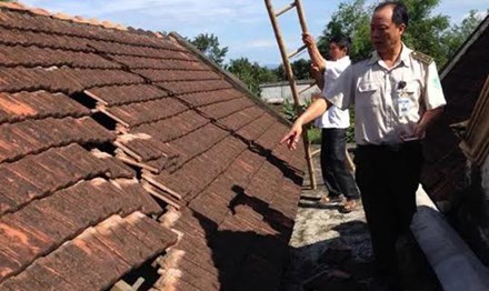 Điều tra nghi vấn máy bay hạ cánh làm tốc mái nhà dân