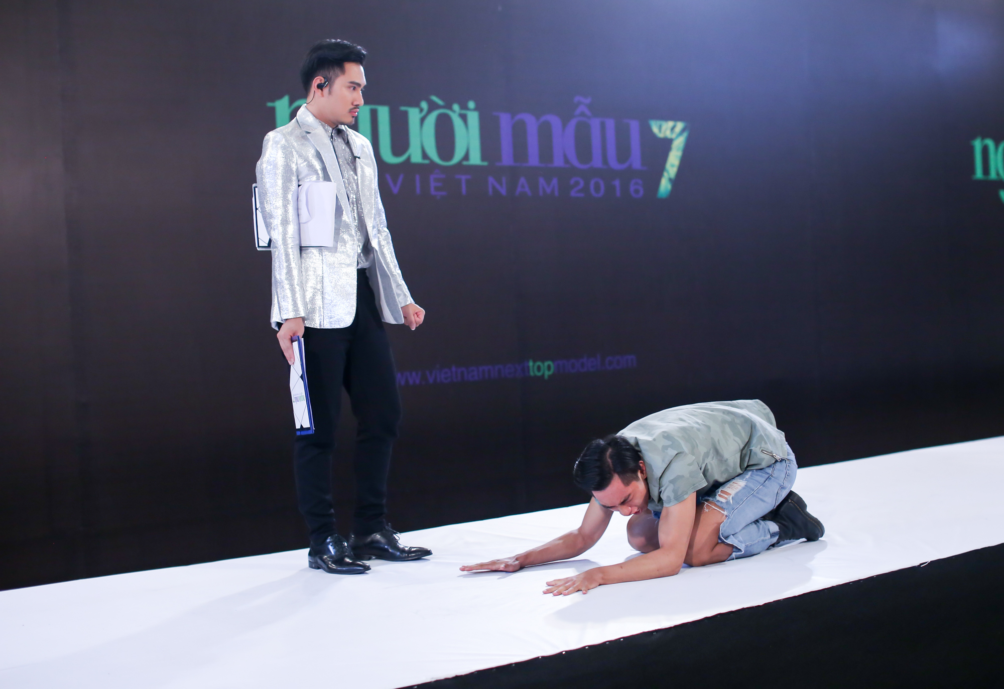 Thí sinh lăn lộn, gào thét đòi vào nhà chung Top Model