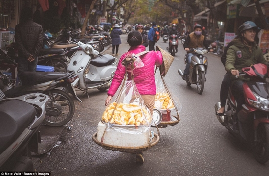 Mat đặc biệt chú ý tới những gánh hàng rong trên phố