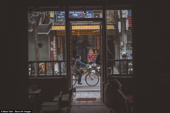 Theo lời phóng viên này, Hà Nội vẫn giữ được những nét cổ kính sau hàng trăm năm